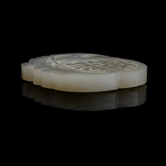 Oakridge Auction Gallery十九世紀(jì)早 白玉福壽佩（附木座）  A Chinese carved white jade 'longevity' pendant