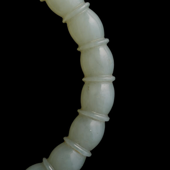 Oakridge Auction Gallery十八世紀(jì) 白玉藕段鐲  A Chinese white jade lotus-root-form bangle