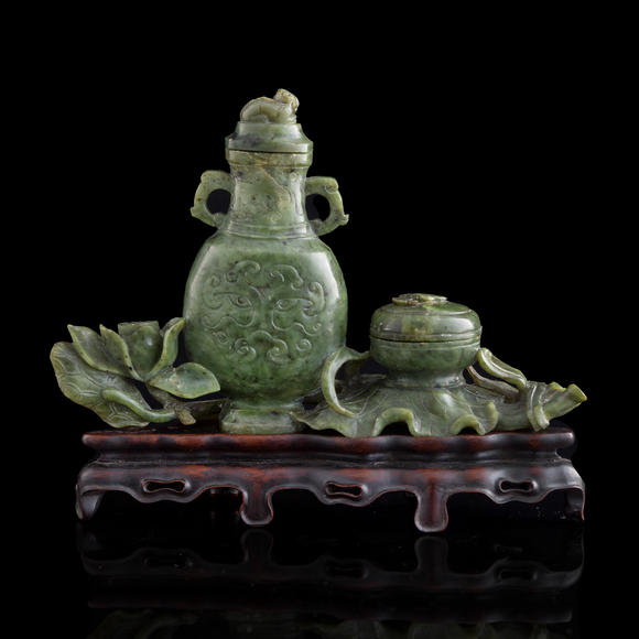 Oakridge Auction Gallery十九世紀(jì)早 碧玉雕瓶盒擺件（附原配硬木座）  A Chinese carved spinach jade scholar's set