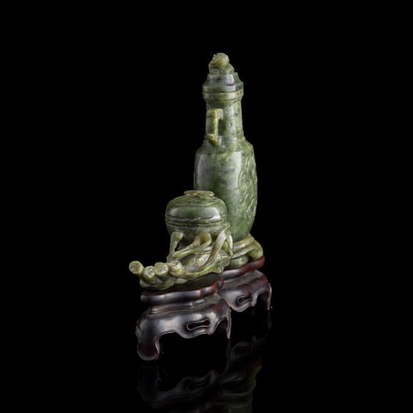 Oakridge Auction Gallery十九世紀(jì)早 碧玉雕瓶盒擺件（附原配硬木座）  A Chinese carved spinach jade scholar's set