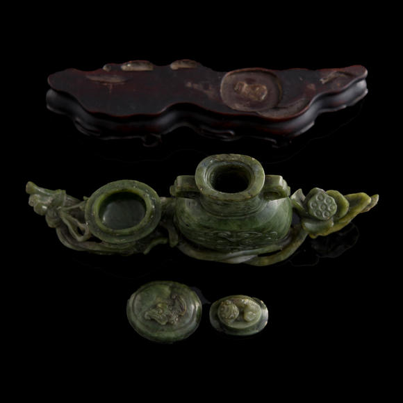 Oakridge Auction Gallery十九世紀(jì)早 碧玉雕瓶盒擺件（附原配硬木座）  A Chinese carved spinach jade scholar's set