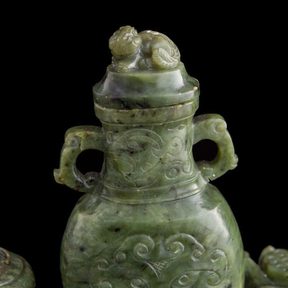 Oakridge Auction Gallery十九世紀(jì)早 碧玉雕瓶盒擺件（附原配硬木座）  A Chinese carved spinach jade scholar's set