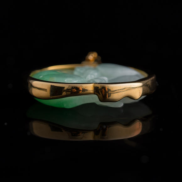 Oakridge Auction Gallery十九世紀(jì) 翡翠雙歡鑲金屬掛墜  A Chinese jadeite 'double badger' pendant with metal mounts