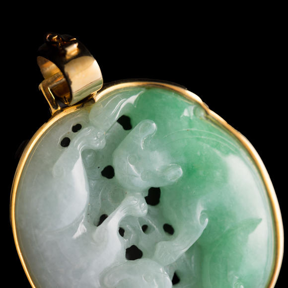 Oakridge Auction Gallery十九世紀(jì) 翡翠雙歡鑲金屬掛墜  A Chinese jadeite 'double badger' pendant with metal mounts