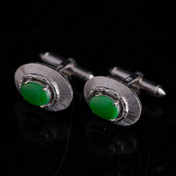 Oakridge Auction Gallery金屬鑲翡翠袖扣一對  A pair of Chinese jadeite-set white metal cufflinks