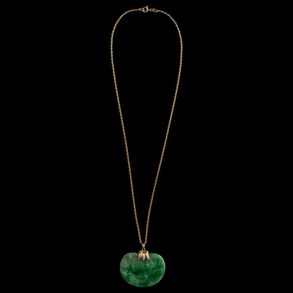 Oakridge Auction Gallery清代 翡翠如意頭形佩配金屬鏈  A Chinese necklace with ruyi-head-form jadeite pendant