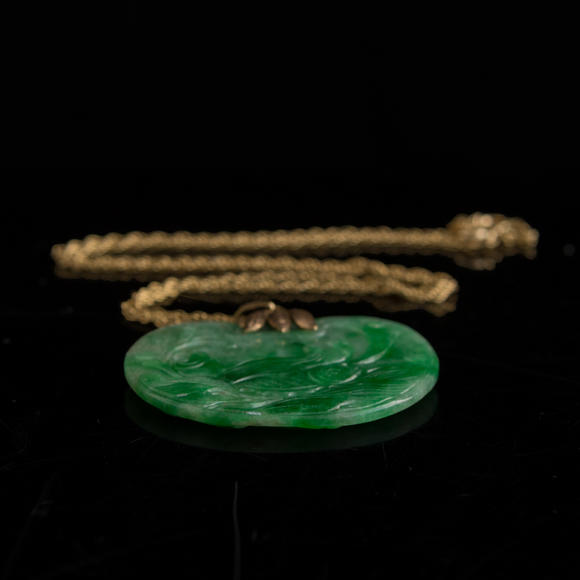 Oakridge Auction Gallery清代 翡翠如意頭形佩配金屬鏈  A Chinese necklace with ruyi-head-form jadeite pendant