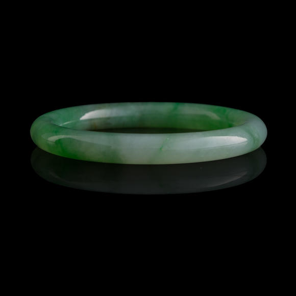 Oakridge Auction Gallery清代 翡翠手鐲  A Chinese jadeite bangle