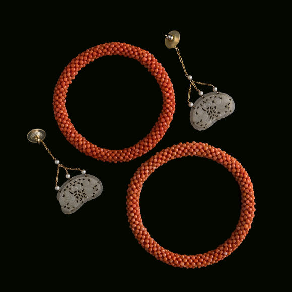 Oakridge Auction Gallery十九世紀(jì) 珊瑚珠手鐲一對及玉耳墜一對  A pair of Chinese coral bead bracelets and a pair of jade earrings