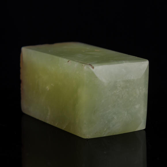 Oakridge Auction Gallery明代/清代 岫玉印章及岫玉佩  A Chinese serpentine jade seal and a pendant