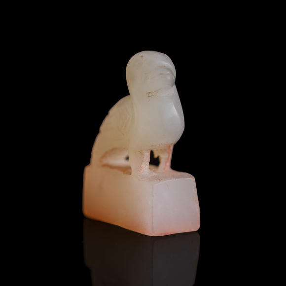Oakridge Auction Gallery清代 白玉鵲鈕印章（附錦盒）  A Chinese white jade magpie-form seal