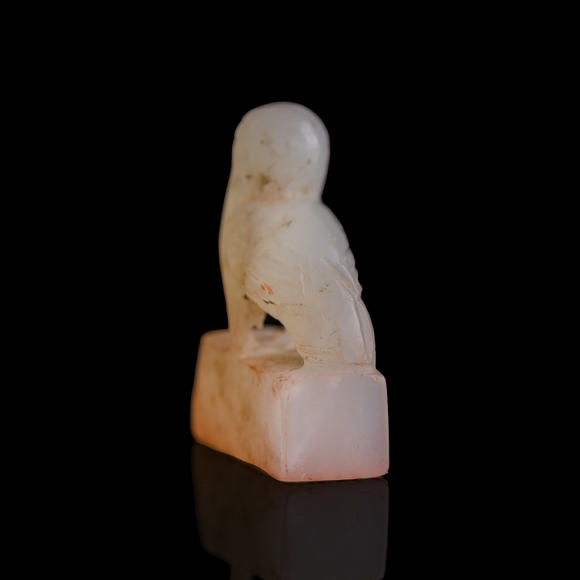 Oakridge Auction Gallery清代 白玉鵲鈕印章（附錦盒）  A Chinese white jade magpie-form seal