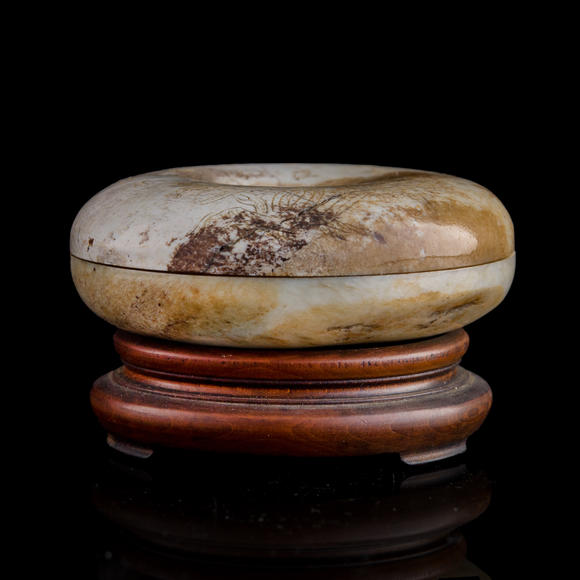 Oakridge Auction Gallery十八世紀(jì) 火燒玉雕花卉詩文手串盒（附原配硬木座）  A Chinese heat-altered jade bracelet box