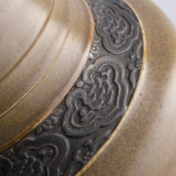 Oakridge Auction Gallery十九世紀(jì)早 茶葉沫雙耳尊（附硬木座）  A Chinese tea-dust-glazed double-handled zun vase
