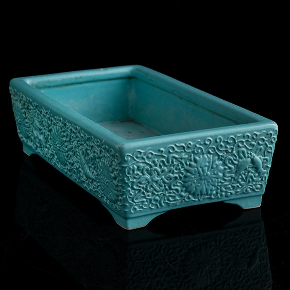 Oakridge Auction Gallery十九世紀(jì) 綠松石釉刻纏枝蓮水仙盆  A Chinese turquoise-glazed 'lotus scrolls' narcissus bowl