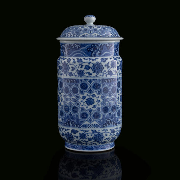 Oakridge Auction Gallery清乾隆 青花纏枝花卉冰淩錦紋壯罐  A Chinese blue and white 'scrolling flower' and 'ice-crack pattern' cylindrical jar