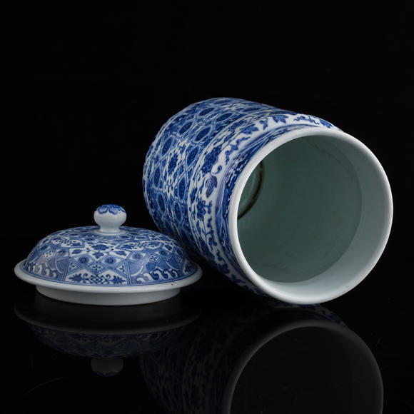 Oakridge Auction Gallery清乾隆 青花纏枝花卉冰淩錦紋壯罐  A Chinese blue and white 'scrolling flower' and 'ice-crack pattern' cylindrical jar