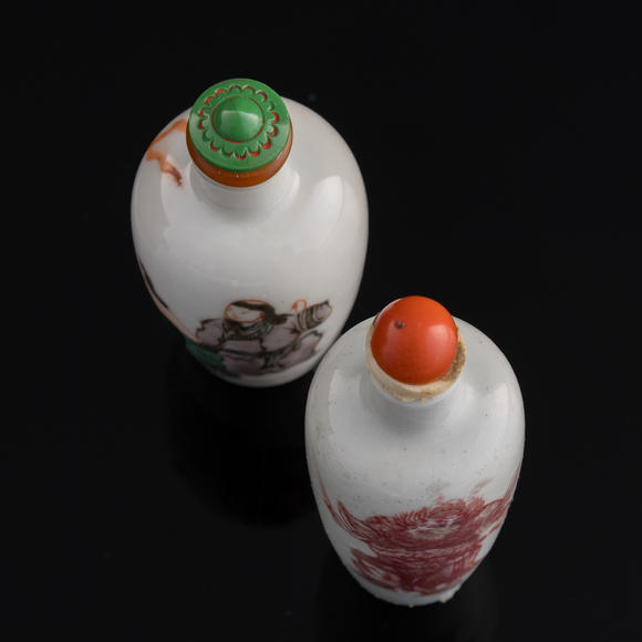 Oakridge Auction Gallery十九世紀(jì) 五彩和合二仙鼻煙壺及釉裡紅鍾馗鼻煙壺  A Chinese wucai snuff bottle and an underglaze red snuff bottle