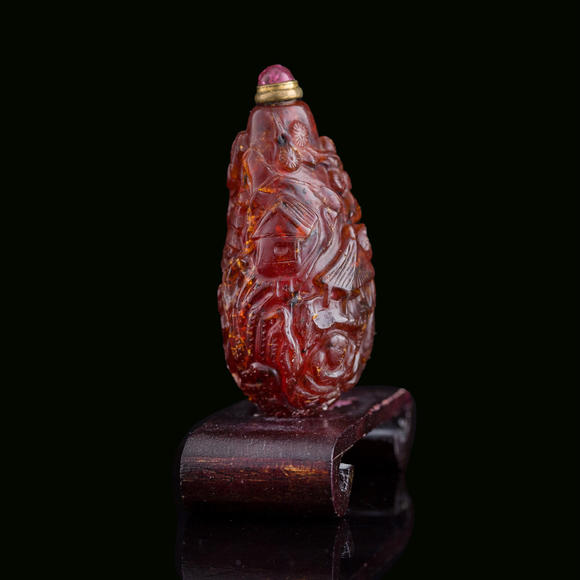Oakridge Auction Gallery十九世紀 琥珀鼻煙壺（附座）  A Chinese amber 'figural' and 'landscape' snuff bottle