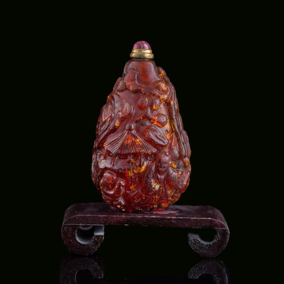 Oakridge Auction Gallery十九世紀 琥珀鼻煙壺（附座）  A Chinese amber 'figural' and 'landscape' snuff bottle