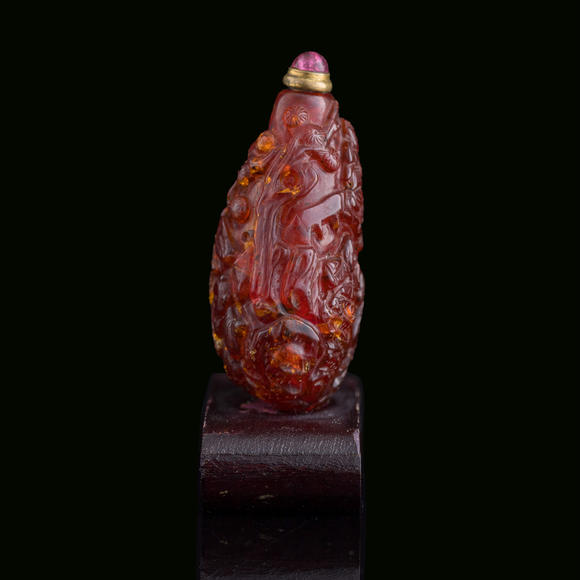 Oakridge Auction Gallery十九世紀 琥珀鼻煙壺（附座）  A Chinese amber 'figural' and 'landscape' snuff bottle