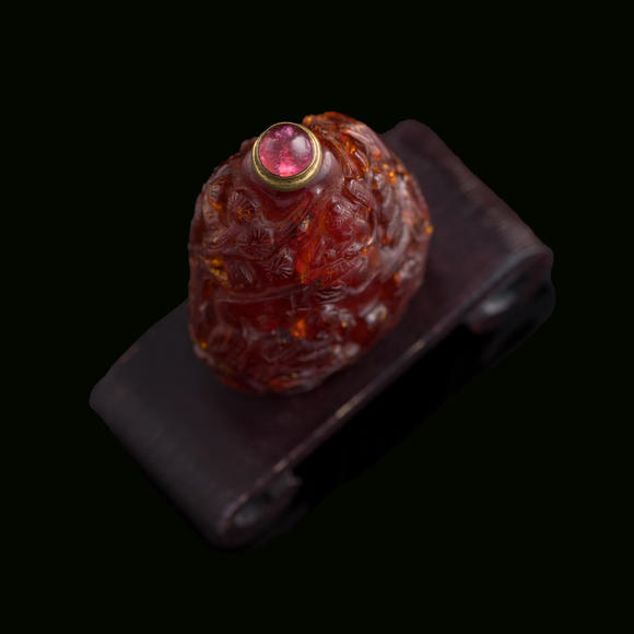 Oakridge Auction Gallery十九世紀 琥珀鼻煙壺（附座）  A Chinese amber 'figural' and 'landscape' snuff bottle