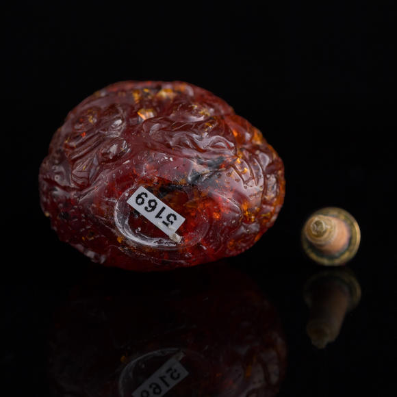Oakridge Auction Gallery十九世紀 琥珀鼻煙壺（附座）  A Chinese amber 'figural' and 'landscape' snuff bottle