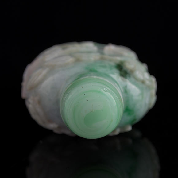 Oakridge Auction Gallery十九世紀(jì) 翡翠雕松下高仕鼻煙壺  A Chinese jadeite 'scholar beneath pine tree' snuff bottle