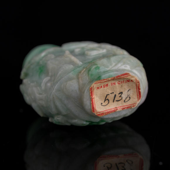Oakridge Auction Gallery十九世紀(jì) 翡翠雕松下高仕鼻煙壺  A Chinese jadeite 'scholar beneath pine tree' snuff bottle