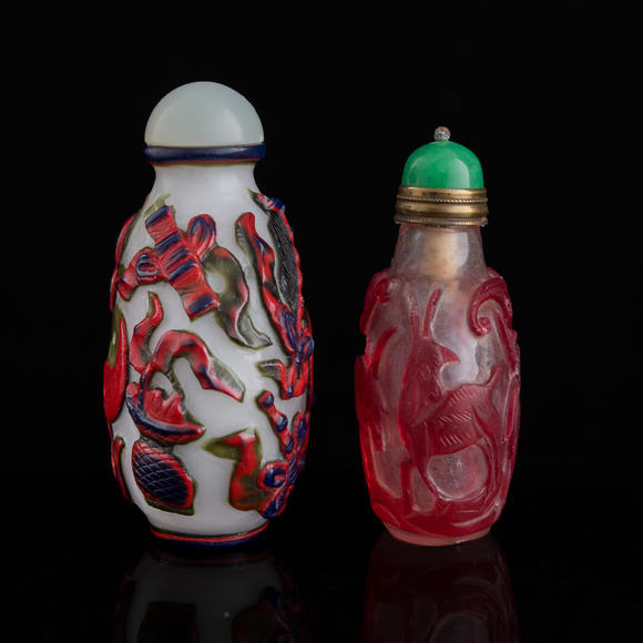 Oakridge Auction Gallery十九世紀(jì)或更晚 料器鼻煙壺兩隻  Two Chinese overlay glass snuff bottles