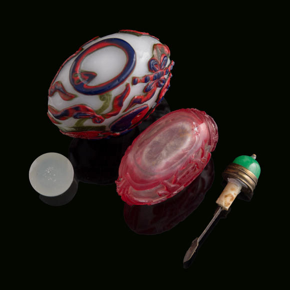 Oakridge Auction Gallery十九世紀(jì)或更晚 料器鼻煙壺兩隻  Two Chinese overlay glass snuff bottles