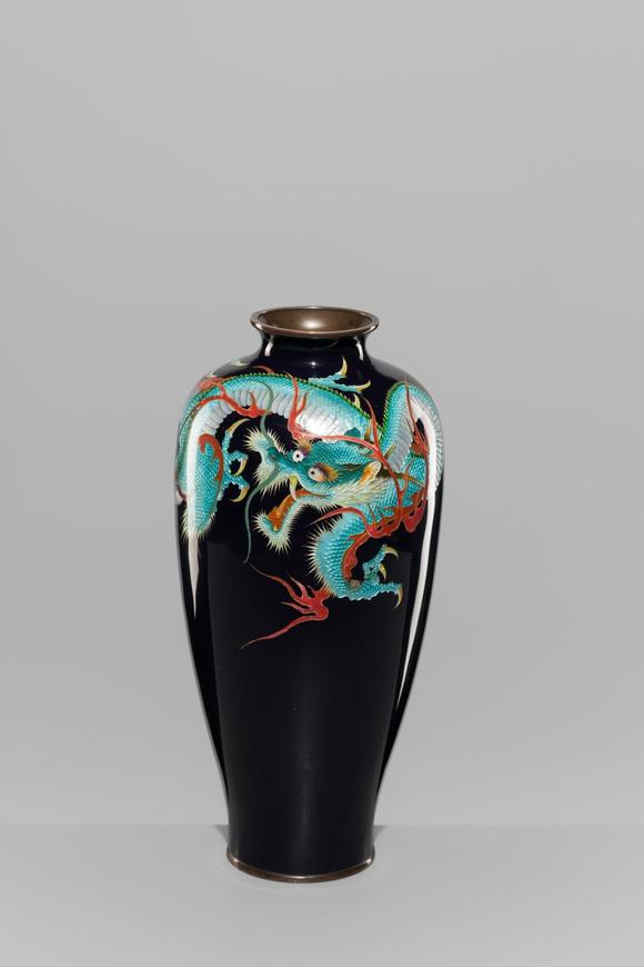 Galerie ZackeA LARGE AND IMPRESSIVE CLOISONNé ENAMEL GINBARI ‘DRAGON’ VASE, ATTRIBUTED TO THE WORKSHOP OF KUMENO TEITARO
