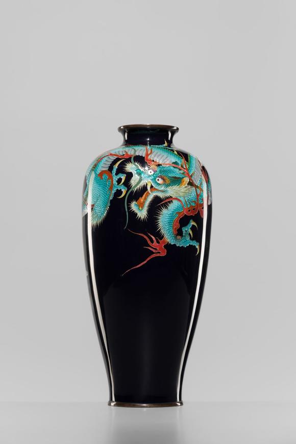 Galerie ZackeA LARGE AND IMPRESSIVE CLOISONNé ENAMEL GINBARI ‘DRAGON’ VASE, ATTRIBUTED TO THE WORKSHOP OF KUMENO TEITARO