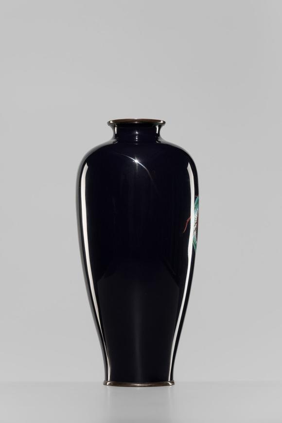 Galerie ZackeA LARGE AND IMPRESSIVE CLOISONNé ENAMEL GINBARI ‘DRAGON’ VASE, ATTRIBUTED TO THE WORKSHOP OF KUMENO TEITARO