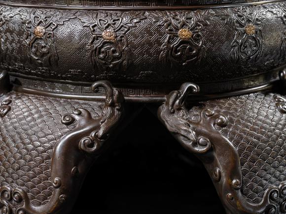 Galerie ZackeHAYASHI HARUSADA: A MONUMENTAL (234 CM) PARCEL-GILT BRONZE ‘RYUJIN AND DRAGONS’ EXHIBITION KORO (INCENSE BURNER)