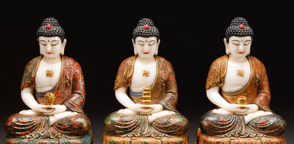 吉本株式會(huì)社清代 漢白玉彩繪三聖佛（紫檀底座）