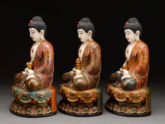 吉本株式會(huì)社清代 漢白玉彩繪三聖佛（紫檀底座）