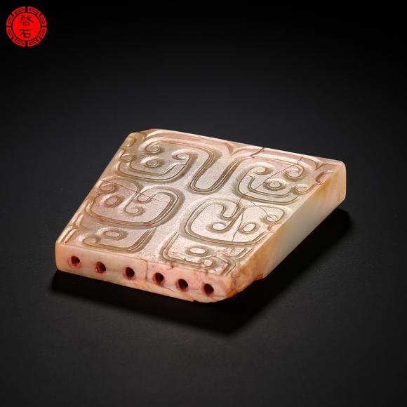 北京啟石明 龍紋梯形佩