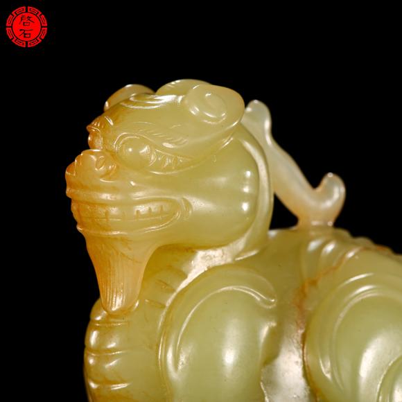 北京啟石清 圓雕黃玉瑞獸（帶木座）