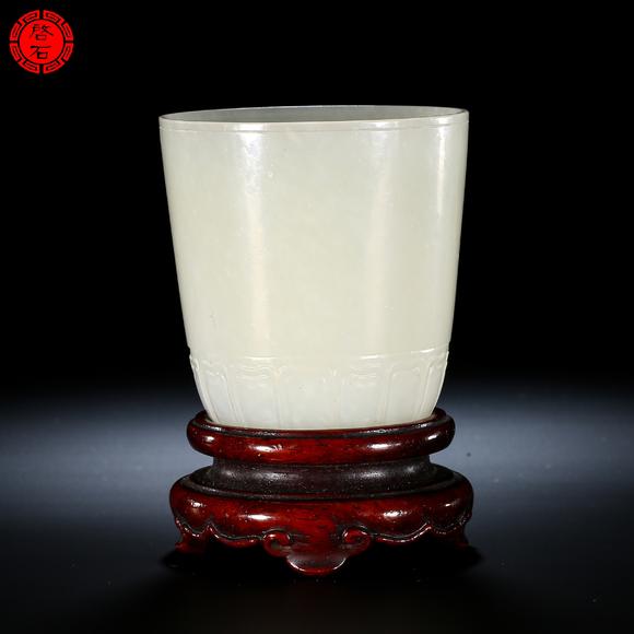 北京啟石清 蓮瓣紋白玉杯（帶座）