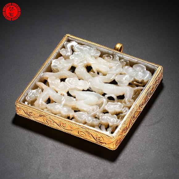 北京啟石明 龍紋玉牌飾(包金屬)