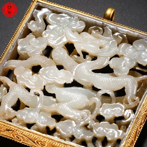 北京啟石明 龍紋玉牌飾(包金屬)