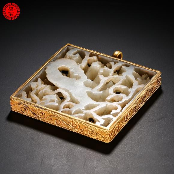北京啟石明 龍紋玉牌飾(包金屬)