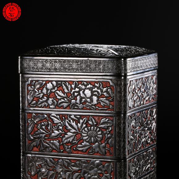 北京啟石明 墨底花卉人物四節(jié)三盒