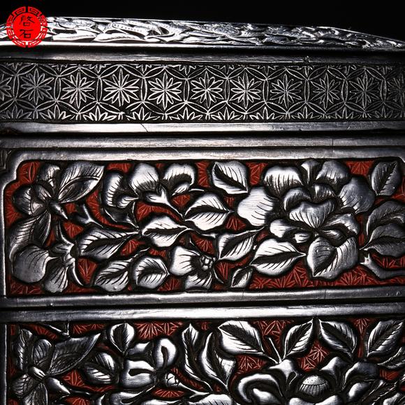 北京啟石明 墨底花卉人物四節(jié)三盒