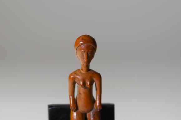 Goldfield Auction sarlsBaoulé ou Baulé, C?te d’Ivoire, fronde lance
pierre, motif féminin, première quart du 20e 
siècle
Etat : récolé 
Hauteur :  15 cm
Largeur : 8,5