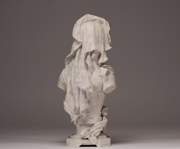 Goldfield Auction sarlsMaurice De Gheest (XIXe–XXe), buste de jeune fille en biscuit
Sculpture en biscuit représentant une jeune fille voilée au traitement délicat des dra