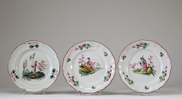 Goldfield Auction sarlsLot de trois assiettes en fa?ence à bord contourné, à décor polychrome de personnages chinois dans des paysages stylisés, dans le go?t des décors chin
