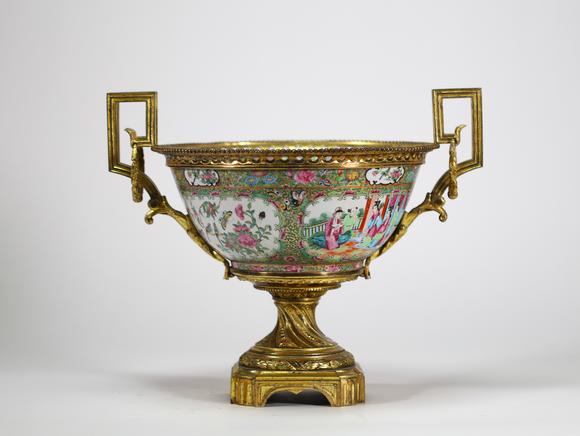 Goldfield Auction sarlsCoupe en porcelaine de Canton à décor polychrome de scènes de personnages et motifs floraux, montée dans une monture en bronze doré, travail fran?ais