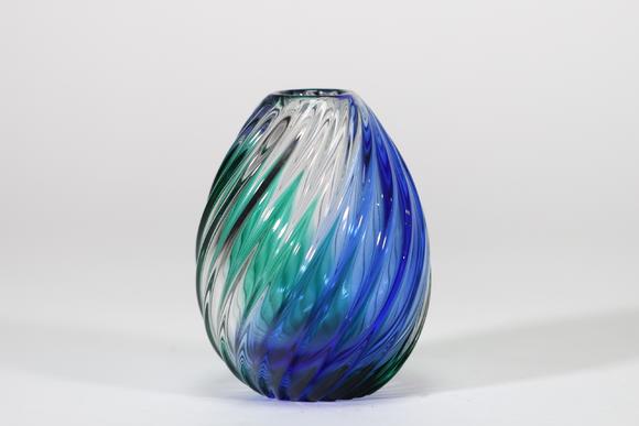 Goldfield Auction sarlsVase en verre de Murano à décor torsadé polychrome bleu, vert et blanc, signé Archimede Seguso.
Etat : Bon
Hauteur : 12 cm 
Diamétre : 10 cm
Poids